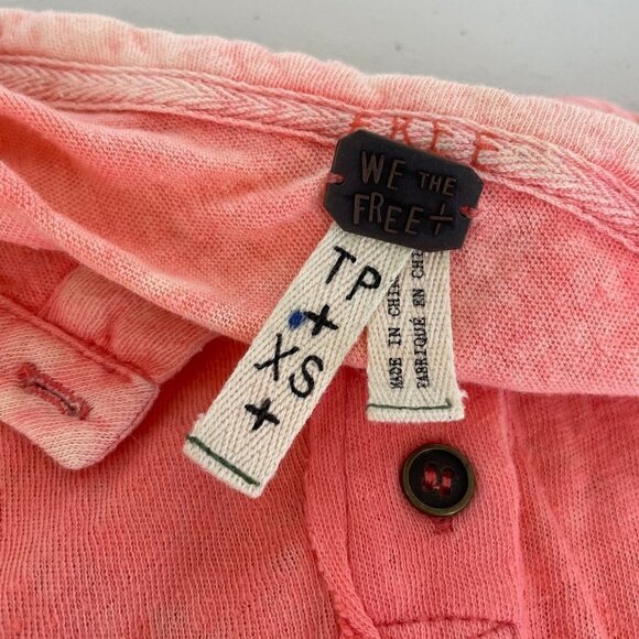 WE The Free Salmon Casual Top ~ Runs Like A Medium - Picture 3 of 8